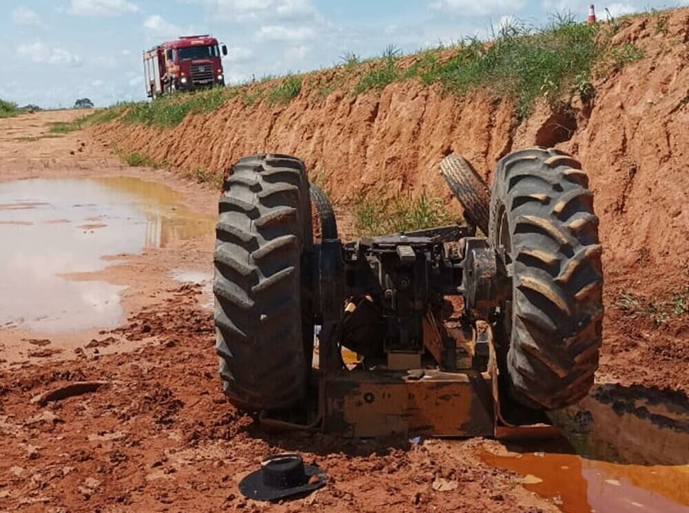 Imagem de compartilhamento para o artigo Homem morre após trator cair de um barranco em estrada de Coxim da MS Todo dia